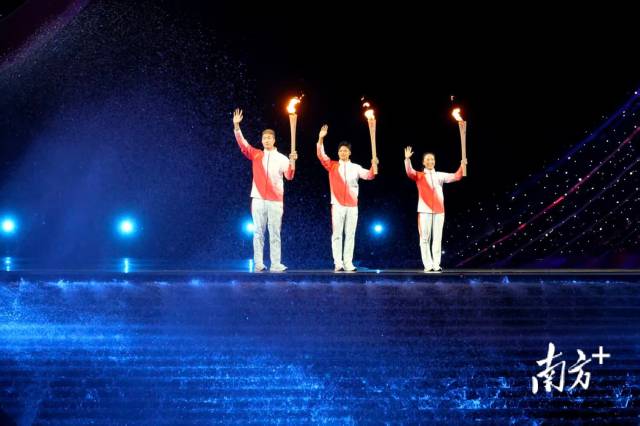 11月9日，开幕式现场，最后一棒火炬是由广东、香港、澳门三地的火炬手苏炳添、张家朗、李祎共同完成。南方+记者 郑新洽 摄