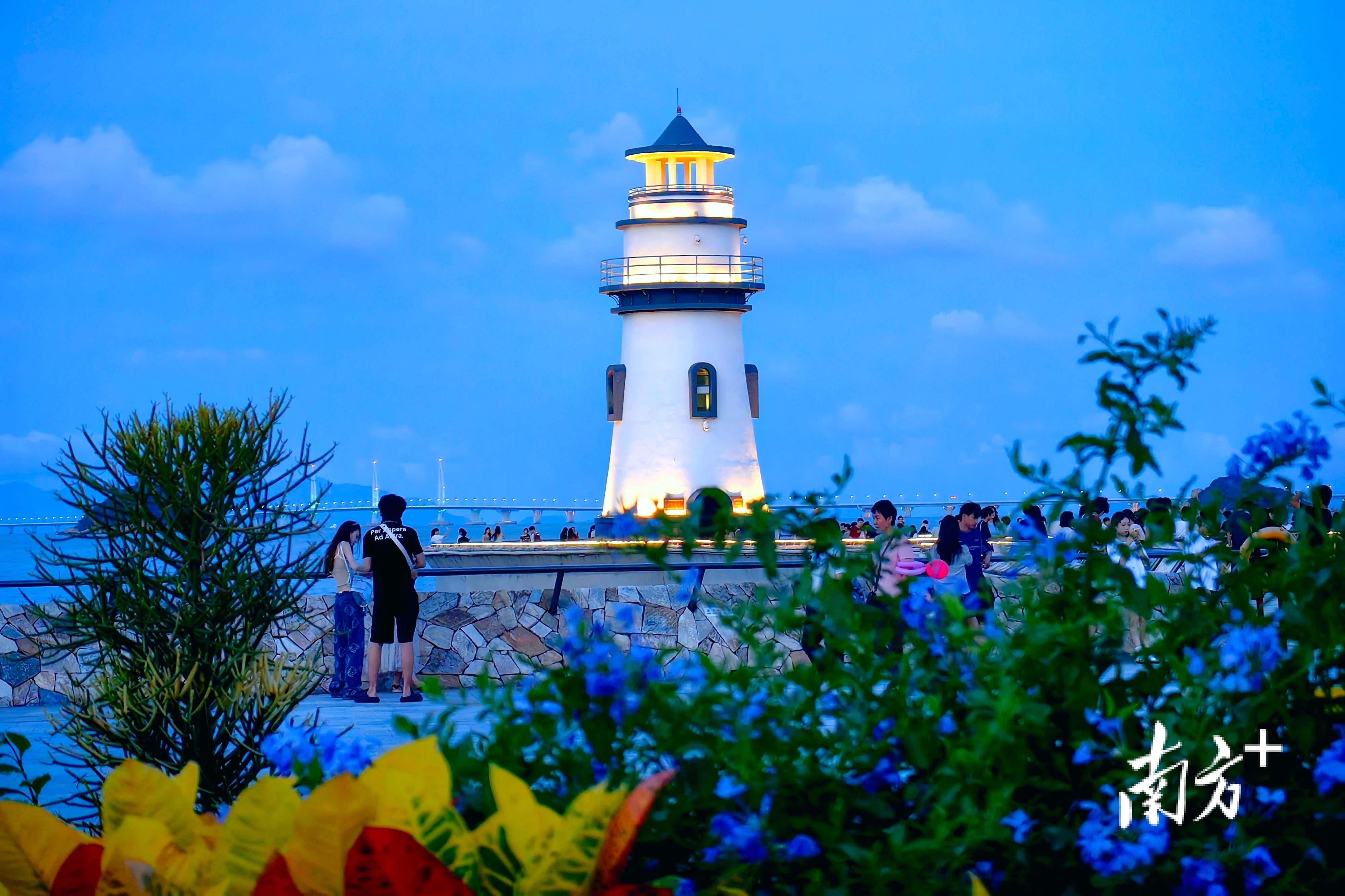 夜幕下，珠海爱情塔亮灯，温馨迷人。南方+拍客 林集源 摄