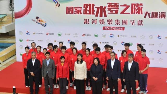 国家跳水梦之队到访澳门，陈艺文、陈芋汐等表演水花消失术