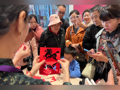 在湾区之眼体验非遗“一刀剪”,《纸上方袁》新书发布