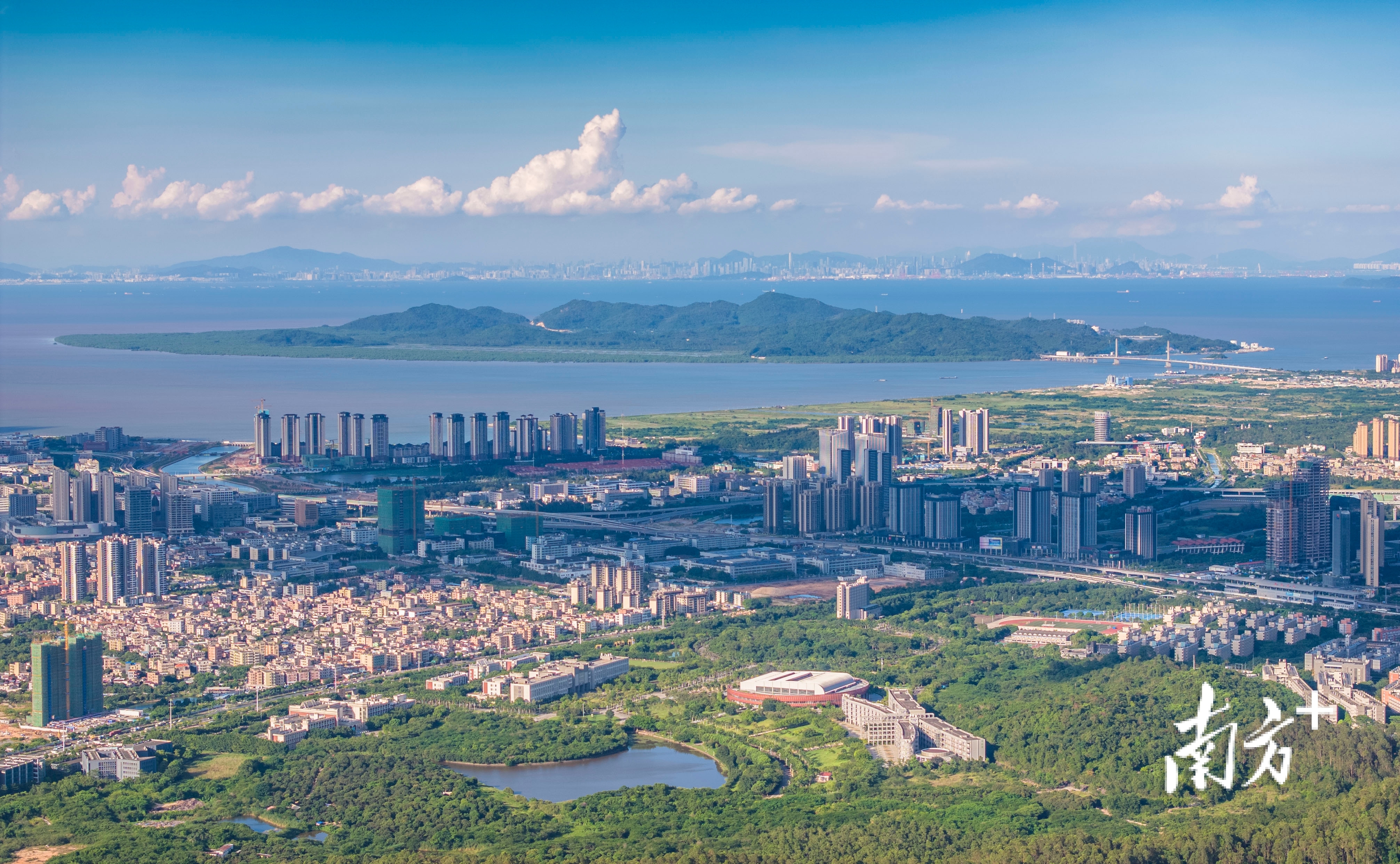 珠海高新区与深圳隔海相望。