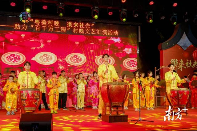 社光大锣鼓队率先点燃全场。