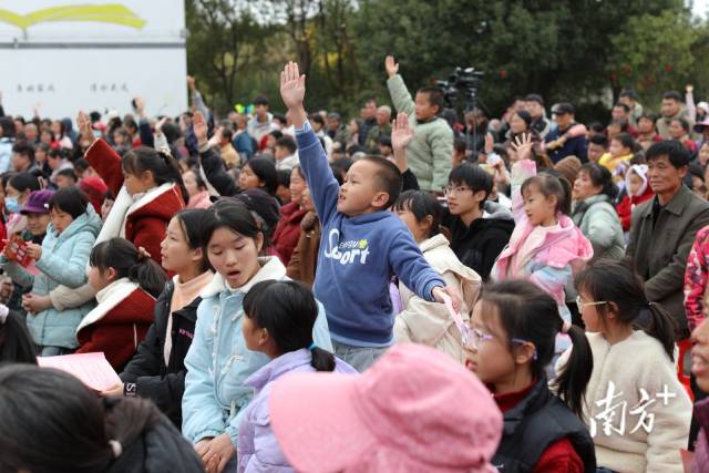 韶关南雄，降温也难挡观众热情，有奖问答环节，观众纷纷举手参与互动。