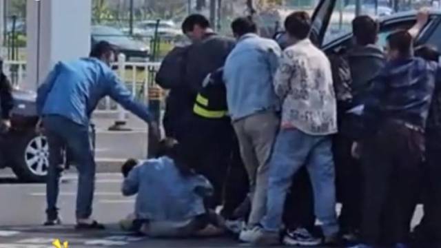 汕头一女童被卷入网约车底，众人合力，一分钟内抬车救人成功