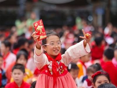 银行“争抢”儿童存单 ：抢的不仅是“娃娃生意”