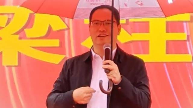 普宁市委书记雨中带货男装:这个衣服显瘦防水!