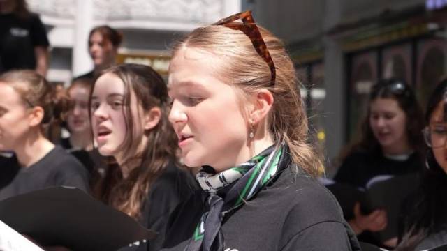 “太好喝了!”德国汉堡女子合唱团永庆坊快闪后涌进奶茶店