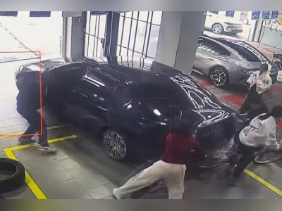 汕头一汽车养护店突发溜车,众人拦车救下车后女孩!画面曝光