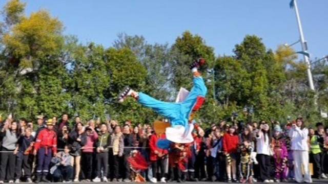 潮州青龙庙会英歌表演炸场！单腿连续空翻太厉害了