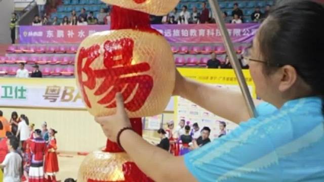 粤BA现场点亮揭阳百年灯笼，小球迷：练英歌体力好，一定赢