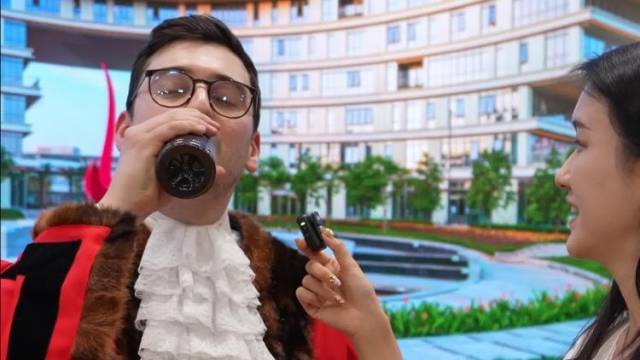 记者向英国市长推荐广式凉茶，他说：“没黑咖啡苦，挺好喝”