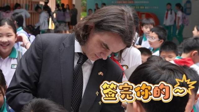 签名签到手软！英国市长一行到访广州一小学被“围堵”