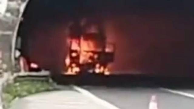 他们喊着“快跑”，自己却冲向火场，隧道逆行背影让人泪目