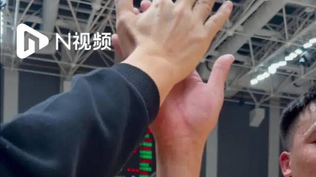 记者与球员的“最远距离”：一个击掌