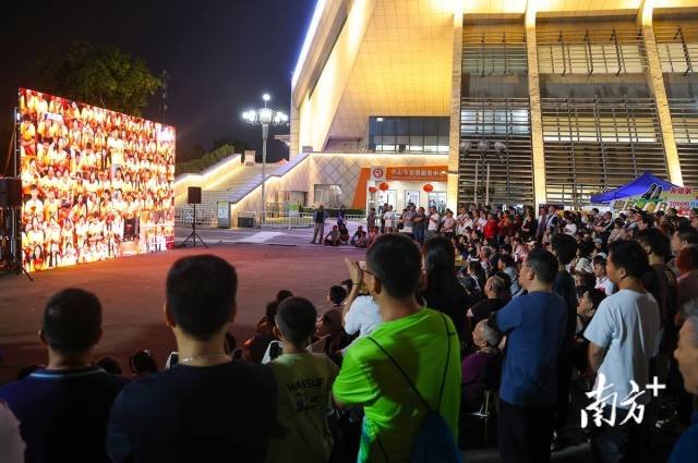 市民在体育馆外的户外大屏幕观看比赛。 市民在体育馆外的户外大屏幕观看比赛。