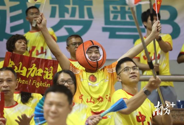 中山主场球迷在为队伍加油。 中山主场球迷在为队伍加油。