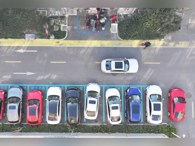 公共停车位免费,政绩观转型破解民生堵点