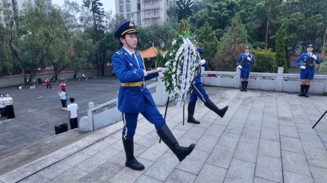国旗为念,鲜花寄情:广东医大国旗护卫队清明缅怀革命先烈