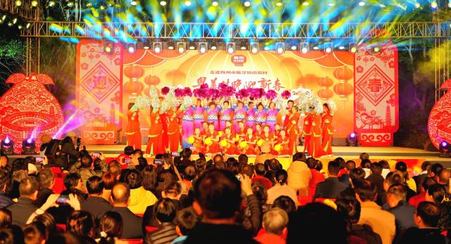 2月7日晚，“春到南福·‘柚’香梅州——粤美村晚·迎新春”文艺演出在乡亲们的期盼中热闹开场，一场兼具乡土情怀与文化底蕴的客家年俗盛宴，在村民们的家门口精彩上演。（宋志锋 摄）