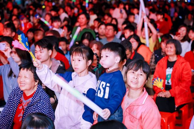 佛山大沥，节目精彩处，孩子们看得入神。