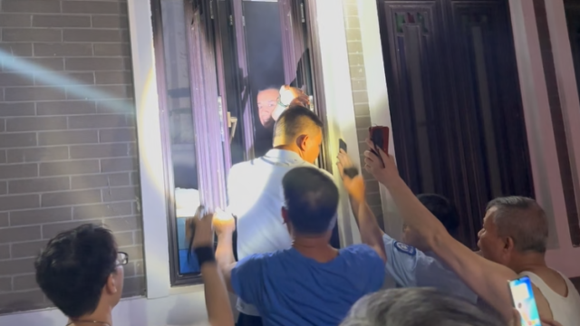 发现火情，广州街坊拎起灭火器就跑！退役军人率先爬窗进火场