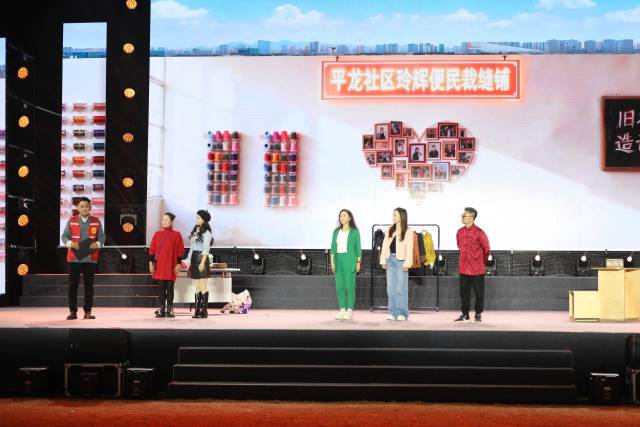 花都平龙“粤美村晚”现场，小品《玲辉裁缝铺》以当地村民辉姐玲姐的裁缝铺故事为原型，展示了多村混居新社区的新故事。
