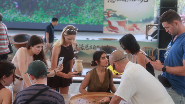 “我狂灌咖啡，你每天饮茶”：洋网红在云浮找到中西同频时刻
