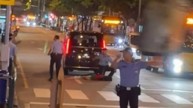 澳门七人车司机在斑马线撞死10岁男童，市民献鲜花零食悼念