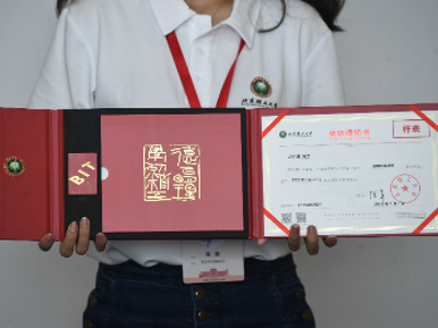 大学录取通知不必“卷”成礼盒，一页纸也能见诚意