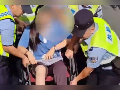 珠海梅州均有高考生腿部受伤，获民警救助！合力抬扶轮椅进场