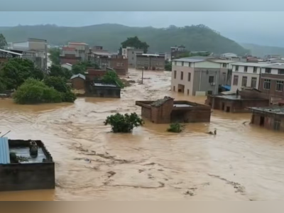 水库出现缺口的广西横州：有村民自建房被淹，一家转移至三楼