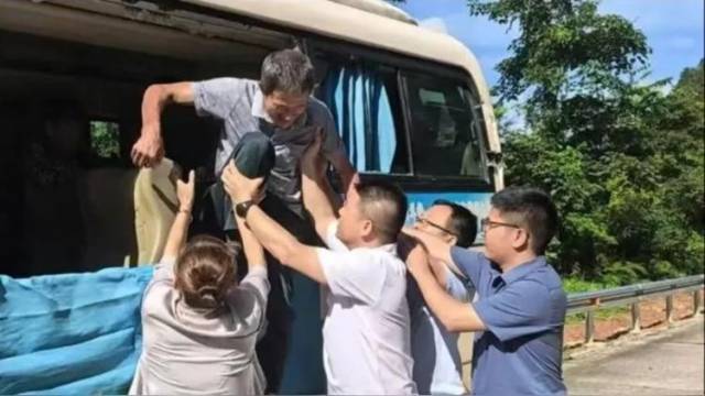 “快砸窗!”上班途中遇车祸,韶关基层干部合力破窗救出8人