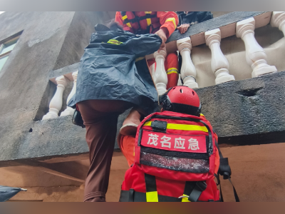广东救援队搭“人梯”转移钦州被困老人！将转战贵港洪灾一线