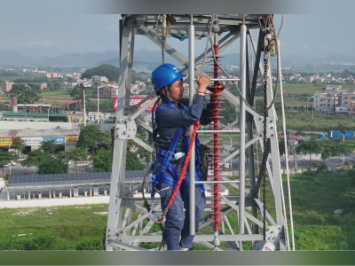 她在38℃烈日下爬上25米高空,用细节战胜力量