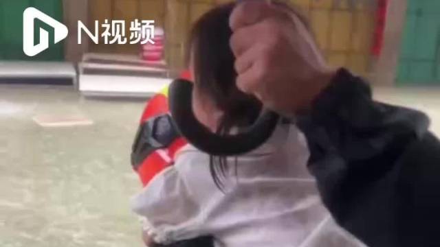 汕尾陆丰内涝难出行，应急救援队涉水护送发烧孩童就医