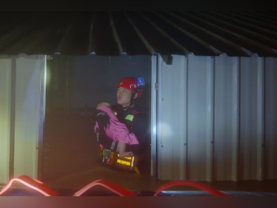 潮州消防驰援梅州现场直击：凌晨蹚水救出村庄被困老人婴儿