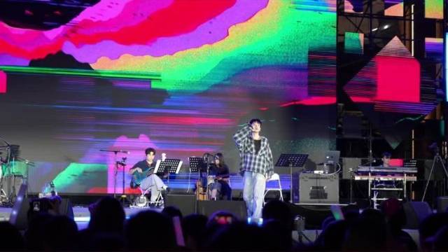 香港专场流行音乐会激情开唱!经典金曲与原创新作让人入迷