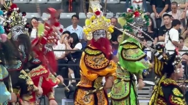 槌声铿锵步伐有力！英歌表演燃爆CBA汕头站赛前现场