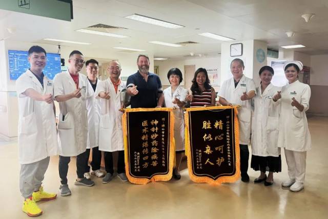 澳籍患者丹尼出院时赠送锦旗