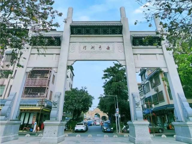 畅游源城丨绿美上城“课本封面”上线啦，快来这里找春天吧！