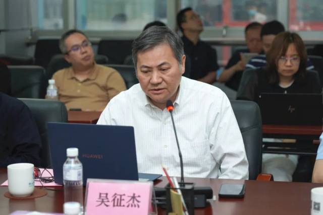 骨伤科中心副主任兼骨科机器人手术中心主任吴征杰