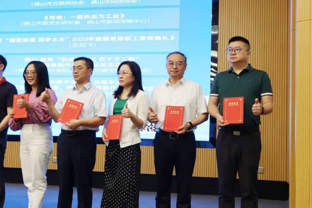 我院党委书记张斌（右2）上台领奖
