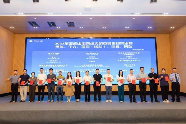 我院团委副书记叶惠欣（左8）代表上台领奖