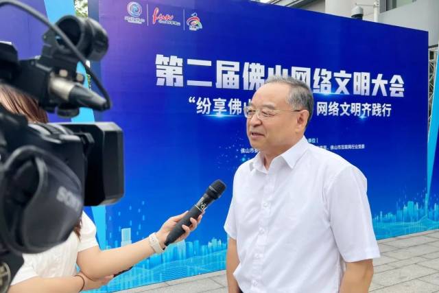 张斌书记接受媒体采访
