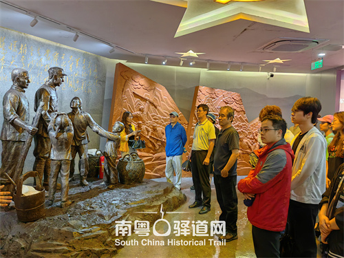 图5 作者及学者在军民鱼水情雕琢前驻足不雅看(张树生 摄)
图5 作者及学者在军民鱼水情雕琢前驻足不雅看(张树生 摄)