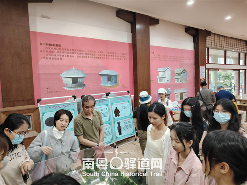 图2 作者学者参不雅乐昌市博物馆馆场文物(欧伦彬 摄)
图2 作者学者参不雅乐昌市博物馆馆场文物(欧伦彬 摄)