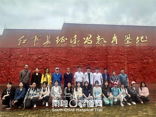 图8 研学组在赤军长征乐昌莳植基地合影眷恋(廖恩娣 摄)
图8 研学组在赤军长征乐昌莳植基地合影眷恋(廖恩娣 摄)