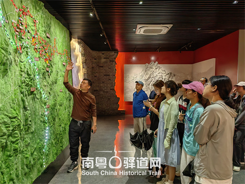 图3 解说员先容赤军长征挺进五山道路(张树生 摄)
图3 解说员先容赤军长征挺进五山道路(张树生 摄)