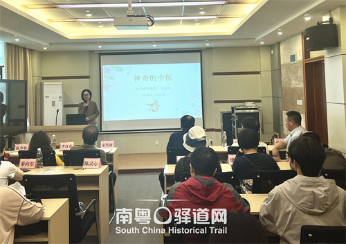 图4 乐昌市中病院余春凤考验《神奇的中医》(黎海星 摄)
图4 乐昌市中病院余春凤考验《神奇的中医》(黎海星 摄)