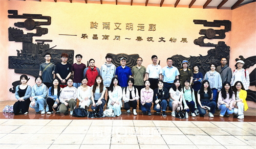 图1 研学组在乐昌市博物馆合影眷恋(黎海星 摄)
图1 研学组在乐昌市博物馆合影眷恋(黎海星 摄)